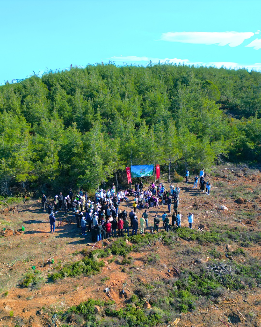 🌿 Yudum Egem’in 50. yılına özel, Bayan Fırın ile geleceğe yeşeren bir iz bıraktık! 🌿
Minik kalplerin büyük heyecanıyla fidanlar toprakla buluştu, doğaya yeni bir nefes eklendi. 💚
Hem eğlendik hem öğrendik; her bir fidanla geleceğe umut ektik. 🌱
Bu güzel günde doğaya, sevgiyle ve oyunla dokunduk.
#HatıraOrmanı #YudumEgem50Yıl #BayanFırın #DoğayaSevgi #FidanDikimi #YeşerenUmutlar #MinikAdımlarBüyükİzler