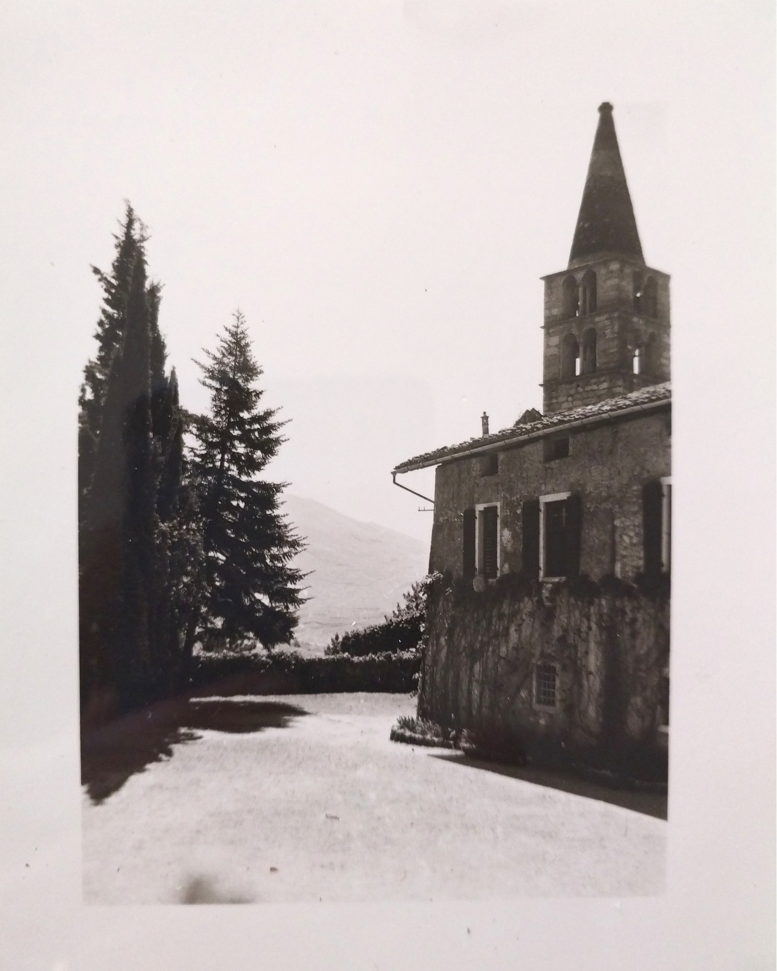 🕰️ La casa è la stessa. Ma il tempo ha cambiato tutto.
Nelle fotografie d’archivio, il ricordo della grande Storia passata per porte e cortili.
Nelle immagini di oggi, quella stessa casa è pronta ad accogliere nuove voci, nuovi sguardi.
🎭 Casa di guerra prende vita proprio qui, dove tutto è accaduto.
Un racconto teatrale che attraversa la memoria, tra storia e finzione, tra passato e presente.
Swipe 👉 per vedere il tempo che abita queste mura.
📅 26-27 aprile, 2-3-4 maggio
📍 Tenuta Conti Bossi Fedrigotti – Pomarolo (TN)
🎟️ Link in bio