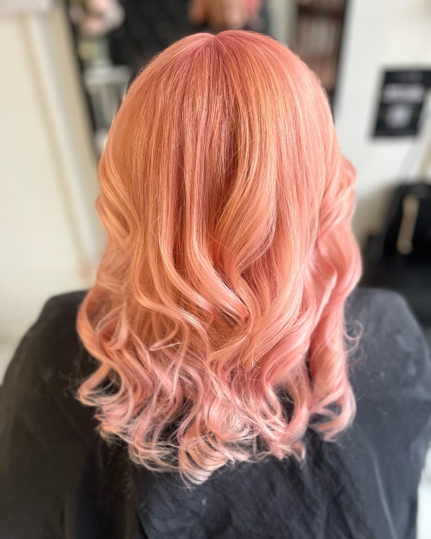 💕•𝒞𝑜𝓁𝑜𝓊𝓇 𝒞𝒽𝒶𝓃𝑔𝑒•💕
10 bowls of lightener…
120 foils…
7hours later…
Swipe for the process➡️💕
#hairbyabi #studio19hair #hotpink #babypink #andreadoessomething
#swartzkopf #matrix #nineyards #joicointensity #sbs #nineyardssilverlining #rosegold #nealandwolf #chorleysalon #olaplex #pinkhair #blondme