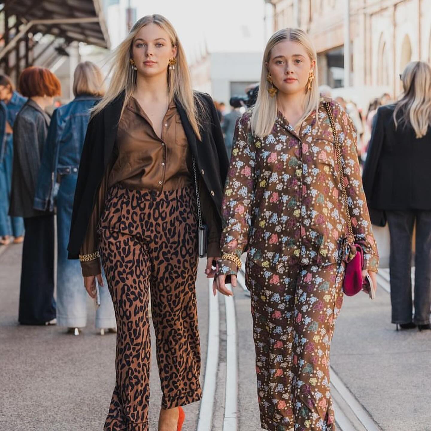 Street style shot taken during Australian Fashion Week 2024 featuring @chelseadeluca SS24 Collection. Freelance project inspired by her costume jewellery collections.
.
.
#fashionindustry #luxury #textiles #print #londonfashionweek #freelancedesigner #printdesigner #freelance #ntuart #designer #magazine #womenswear #ntufashion #notjustalabel #fashiondesigner #ntualumni #gfwalumni #mens #womens #fashion #illustration #silkloungewear #style