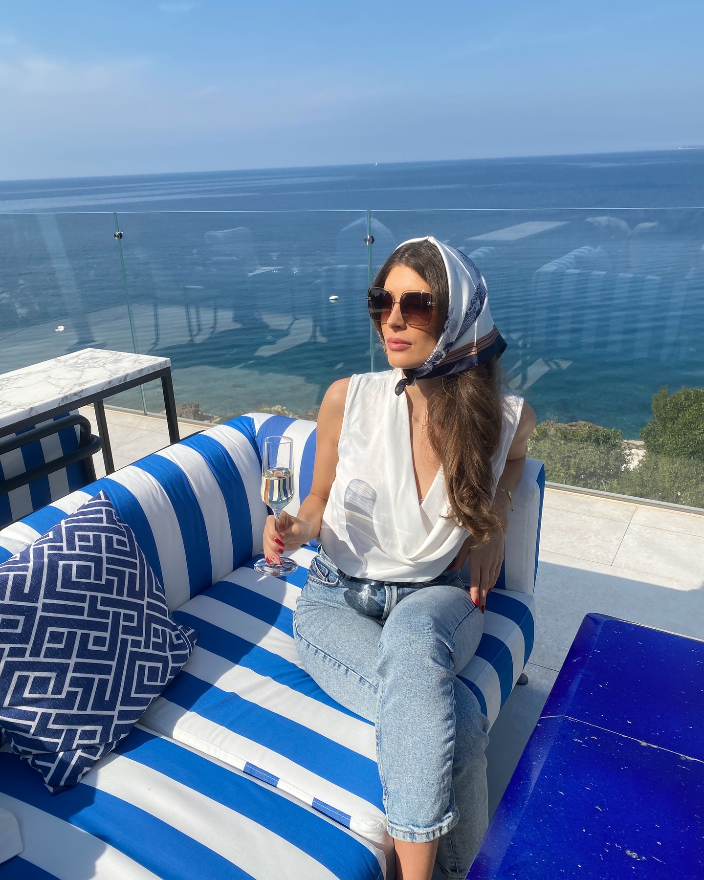 Silk Scarf kinda weather 🦋
#ootd #ootdfashion #silk #silkscarf #style #styleinspiration #styleblogger #fashionstyle #fashion #fashiongram #fashionblogger #travel #luxury