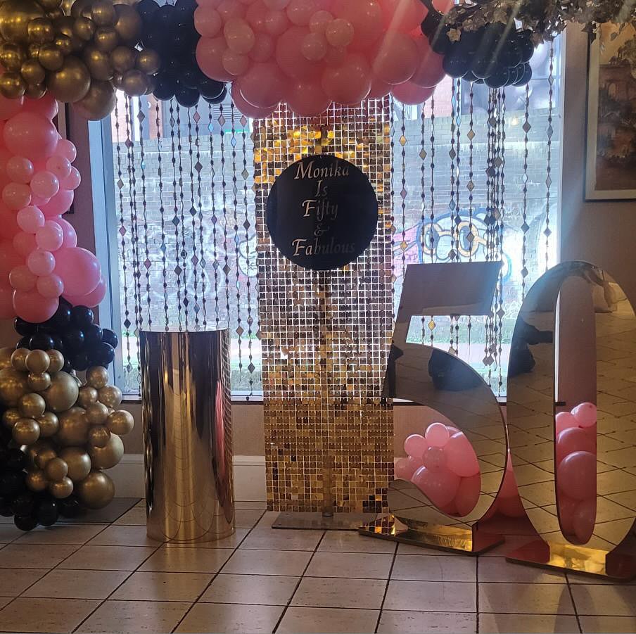 Stunning 🤩 set up this evening for a 50th birthday with our mini sequin wall, 4ft gold numbers, cake stand and balloons by @sallysevents24. Thank you to the returning customer 🤍☺️