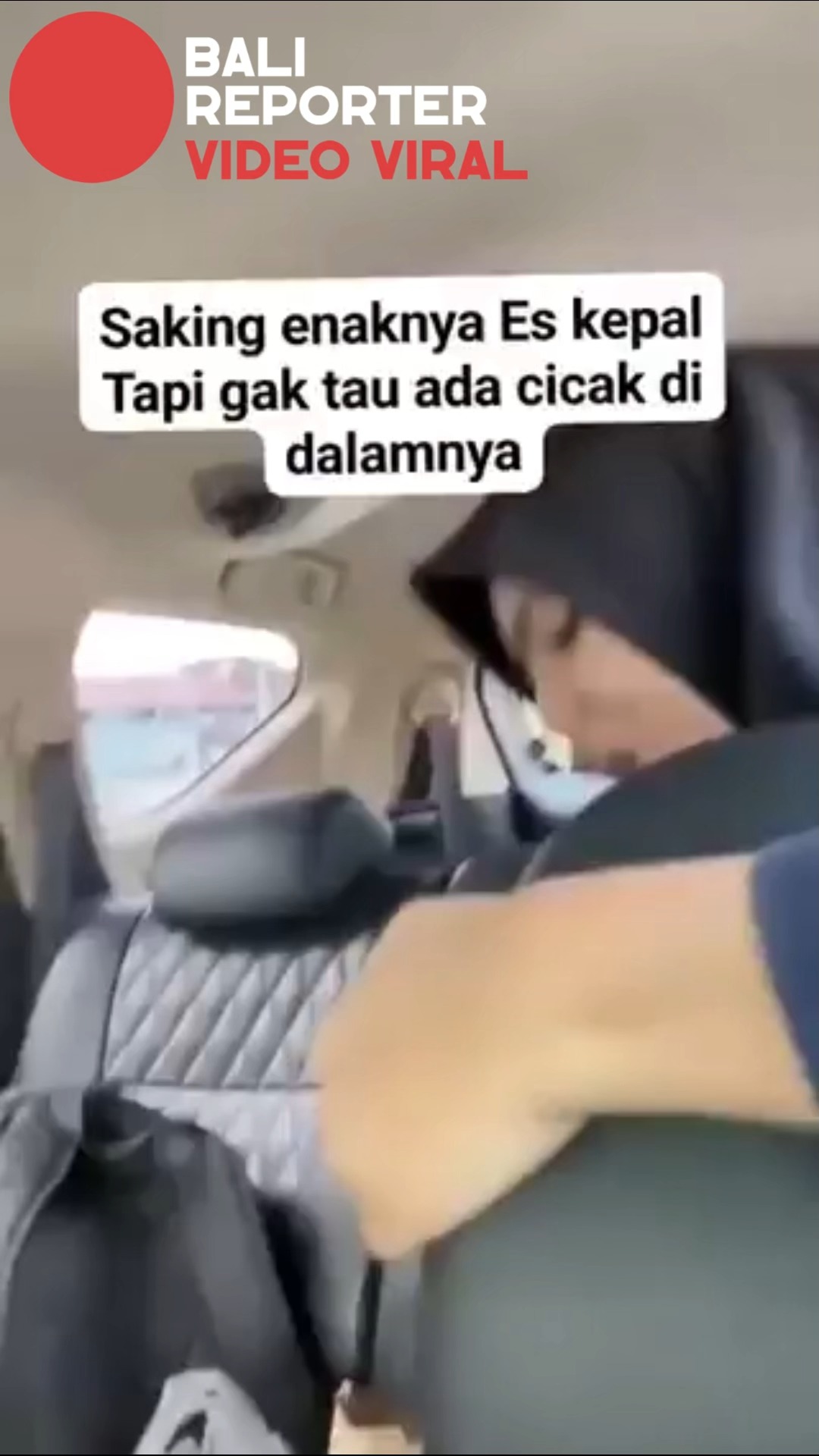 Nyesek banget. Es kepal coklat kesukaan, hampir habis, baru sadar ada isi "bonus" cicak mati. Reaksi muntah-muntah itu wajar. Tapi catat ini: Jangan paksakan muntah kalau sudah telan. Risiko cedera lebih besar daripada bahaya kumannya (kecuali muncul gejala keracunan). Yang terpenting sekarang: Pantau kondisi tubuh 1x24 jam. Siap-siap ke dokter jika mual/muntah/diare. Pesan moral: Sebelum nikmatin makanan/minuman, pastikan tidak ada "tamu tak diundang" di dalamnya. 🤢 #EsKepalCicak #ViralJijik #SafetyFirst #JajanBijak #balireporter Nyesek banget. Es kepal coklat kesukaan, hampir habis, baru sadar ada isi "bonus" cicak mati. Reaksi muntah-muntah itu wajar. Tapi catat ini: Jangan paksakan muntah kalau sudah telan. Risiko cedera lebih besar daripada bahaya kumannya (kecuali muncul gejala keracunan). Yang terpenting sekarang: Pantau kondisi tubuh 1x24 jam. Siap-siap ke dokter jika mual/muntah/diare. Pesan moral: Sebelum nikmatin makanan/minuman, pastikan tidak ada "tamu tak diundang" di dalamnya. 🤢 #EsKepalCicak #ViralJijik #SafetyFirst #JajanBijak #balireporter